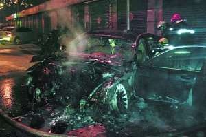 市民路边燃放烟花 烧毁豪车宝马(图)