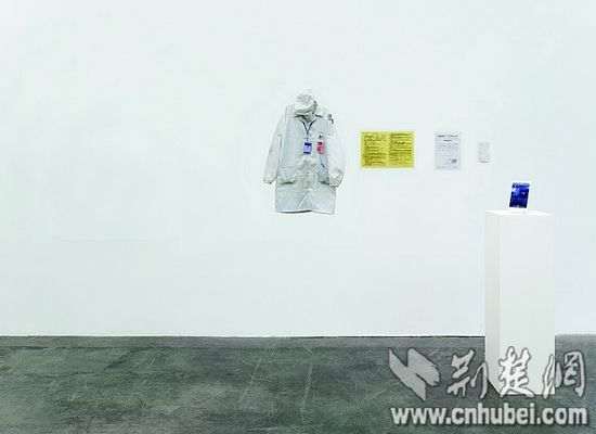 图为：李燎在富士康工厂门口