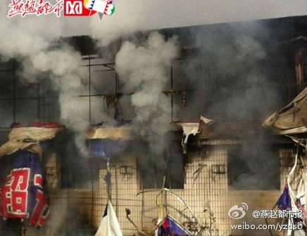 迁西大火致1死6伤 三层超市瞬间成空壳