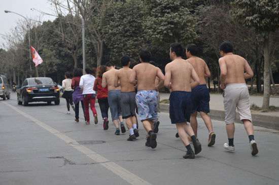 员产业绩未完成被公司罚半***慢跑10公里(图)