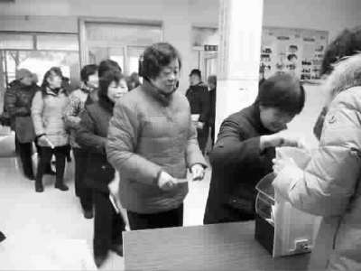 夫妇俩一月内相继查出患癌症邻居自发排队捐款