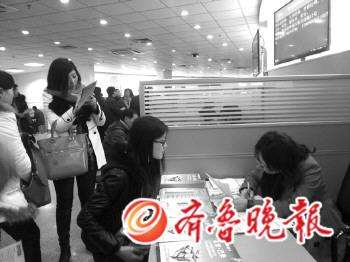 招聘会上,求职者正在口试。李晓闻　摄