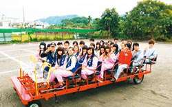 台湾自行车达人设计30人座协力车拼世界第1（图）