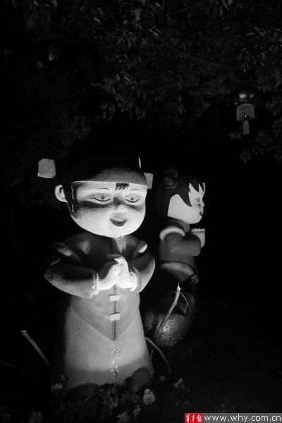 小区里的恐怖娃娃。本报记者 张瑞麒 摄