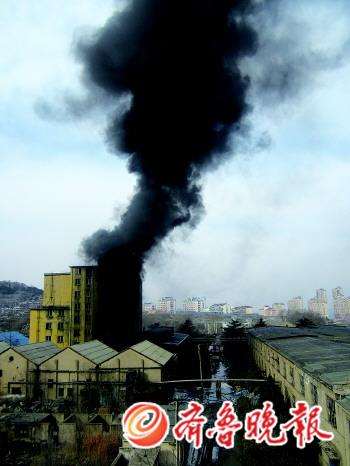 烟台橡胶厂起火燃烧10余小时浓烟惊动环境监测车