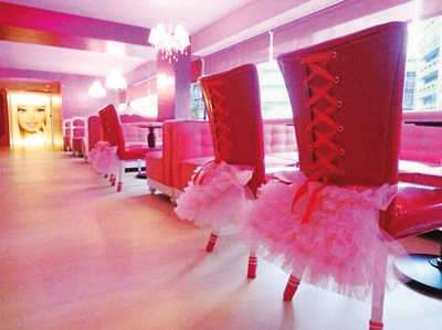 餐厅的座椅也穿上了芭比的蓬蓬纱裙。