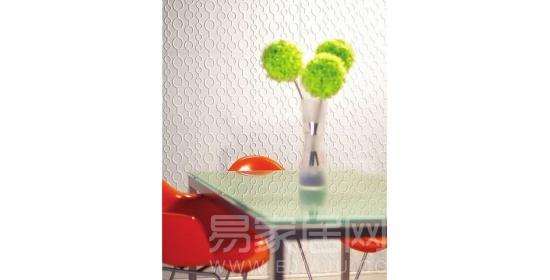 图3:简单的白色圆形图案壁纸,令橘色的椅子更加出彩。