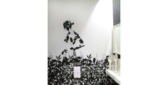 图1:这是一个洗浴室的墙壁,黑与白造就的美人壁纸时尚感无限。