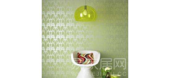 图2:银绿色的壁纸,造型别致的吊灯、简单的座椅,使空间时尚奢华。