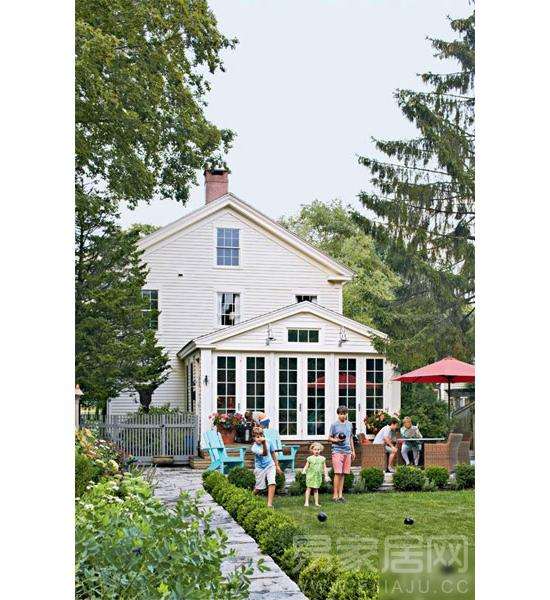 土红色与蓝绿色的碰撞也出现在Ann 后院的户外家具上，　　Ann 总是不忘把后院的草坪修剪得平平整整，好让孩子们周末可以玩室外地滚球游戏