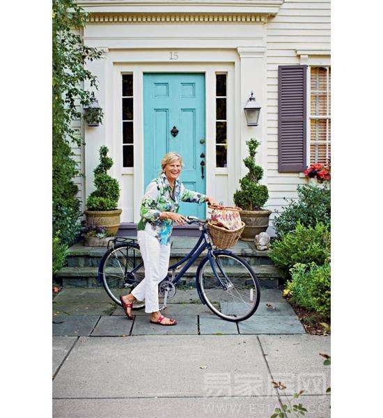 身穿蓝绿色的花衬衫，站在她家那扇著名的大门前， 这样的场景是Ann生活的真实写照。