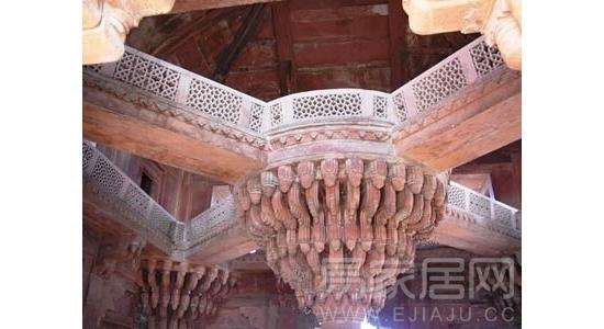 客厅在屋子正中，可使家运昌隆