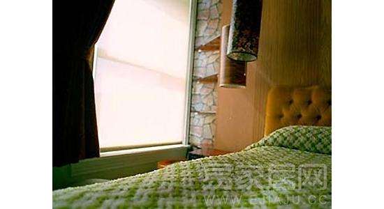 床头开大窗，风水大忌。