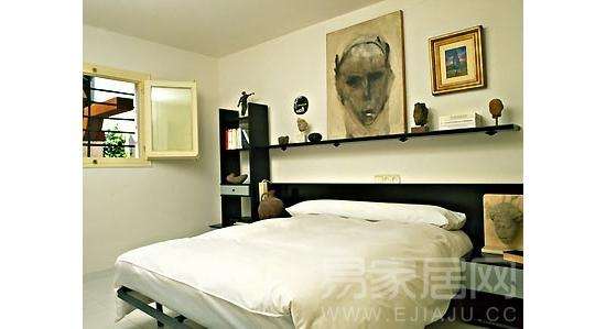 床头挂画太大，非死即伤，不可不慎。