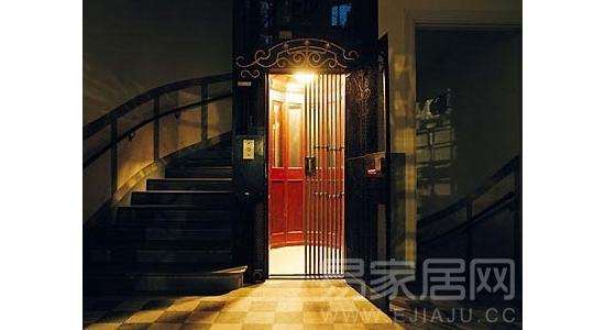 客厅在屋子正中，可使家运昌隆