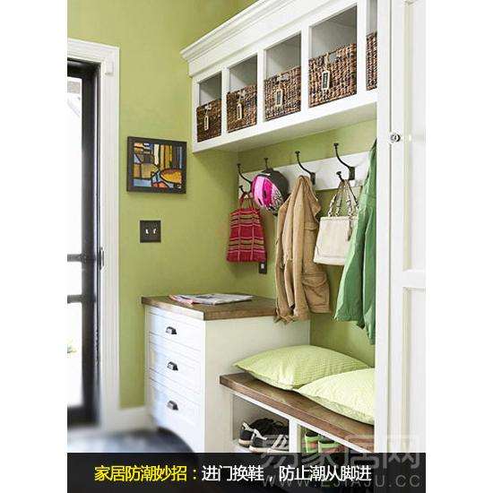 进门换鞋：防止潮从脚进